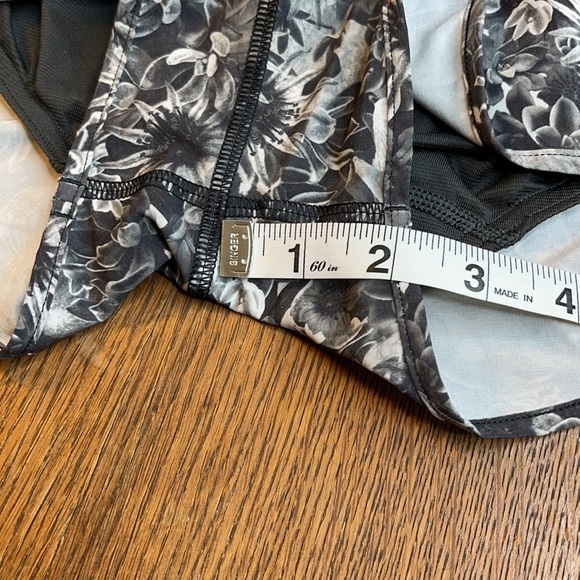 Lululemon Hotty Hot Short Flowabunga Black Angel Wing Size 10 - Picture 7 of 12